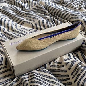 Rothys NWT Sahara gold pointy flats. Retired.